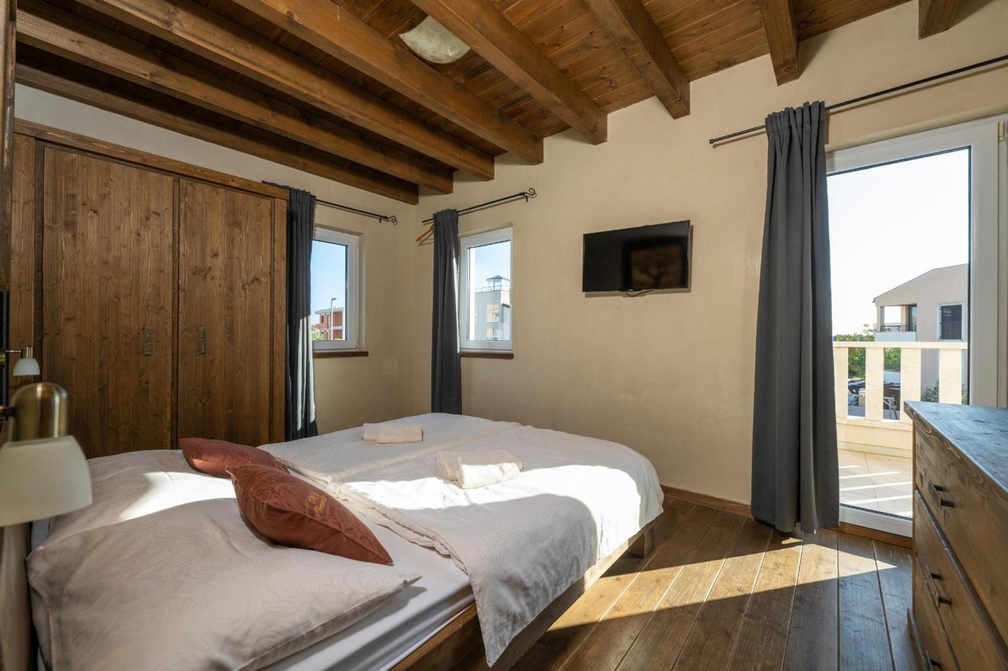 Villa Castagna Near The Sea With Private Pool And Sauna Premantura Exterior foto