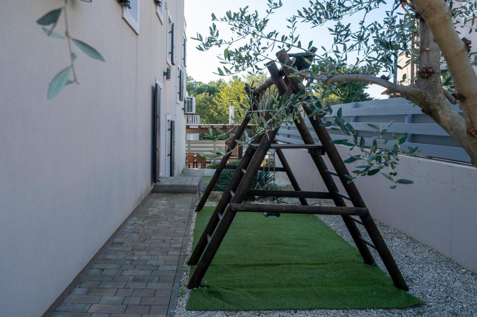 Villa Castagna Near The Sea With Private Pool And Sauna Premantura Exterior foto